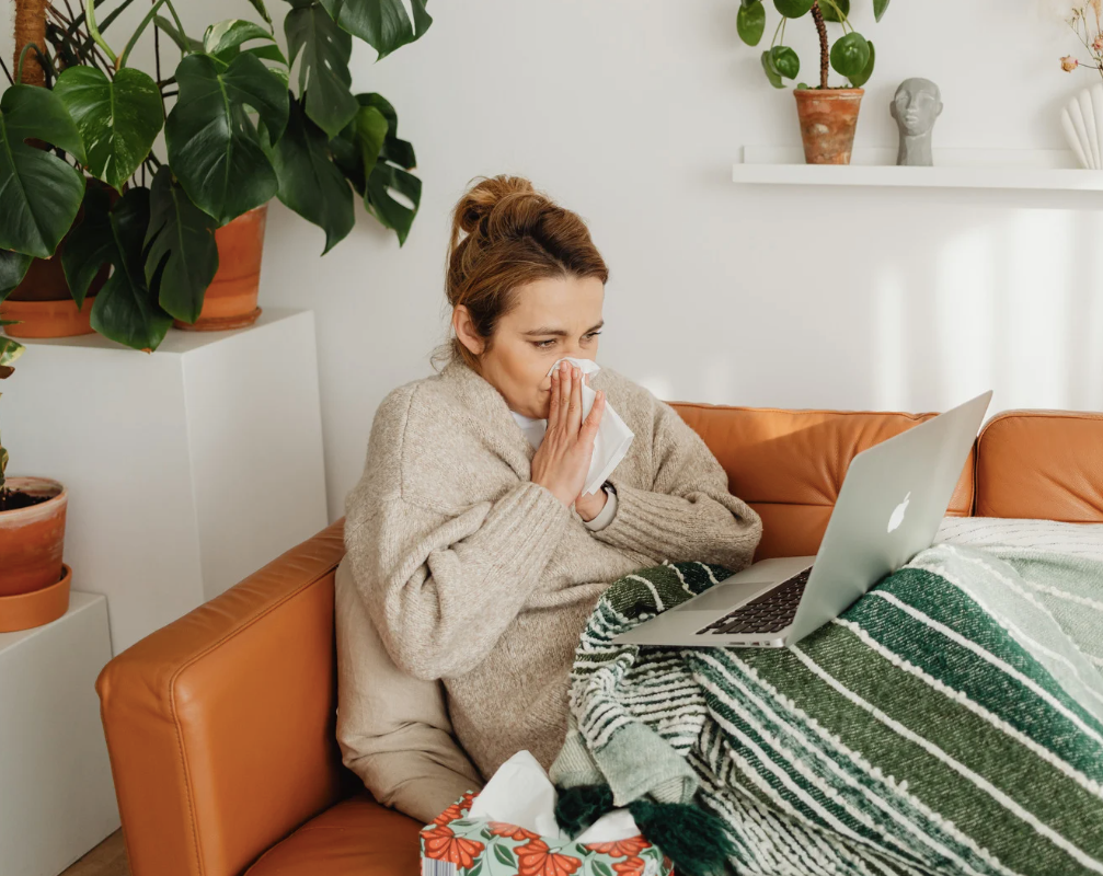 ¿Virus o bacteria? La pregunta que todos nos hacemos en invierno (y por qué quizás no es la más importante)
